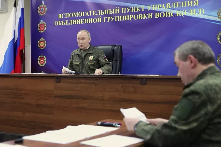 Η άσκηση πιέσεων στη Ρωσία κάνει τον Πούτιν να ανησυχεί για πραξικόπημα εις βάρος του Η άσκηση πιέσεων στη Ρωσία κάνει τον Πούτιν να ανησυχεί για πραξικόπημα εις βάρος του