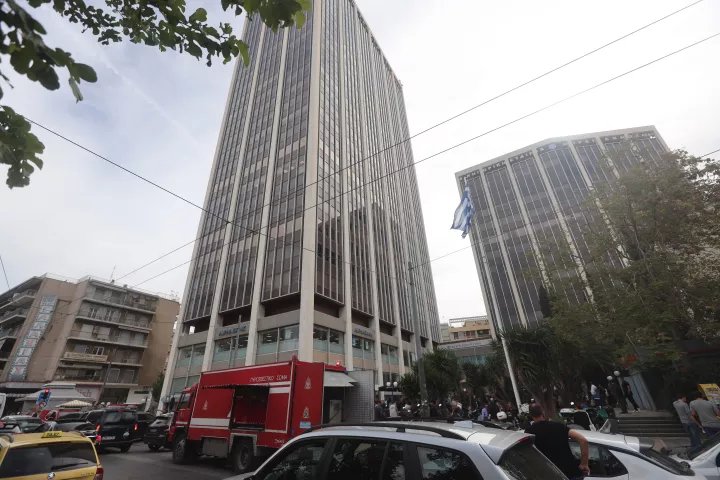 Έσβησε η φωτιά που εκδηλώθηκε στο πάρκινγκ του Πύργου Αθηνών Έσβησε η φωτιά που εκδηλώθηκε στο πάρκινγκ του Πύργου Αθηνών
