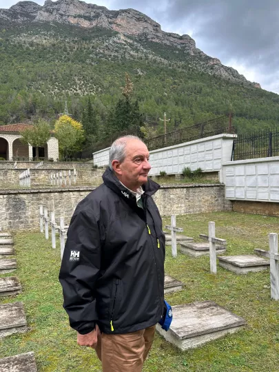 Φόρο τιμής στα μνημεία πεσόντων Ελλήνων στη Βόρεια Ήπειρο απέτισε ο πρώην πρωθυπουργός Κ. Καραμανλής	 Φόρο τιμής στα μνημεία πεσόντων Ελλήνων στη Βόρεια Ήπειρο απέτισε ο πρώην πρωθυπουργός Κ. Καραμανλής