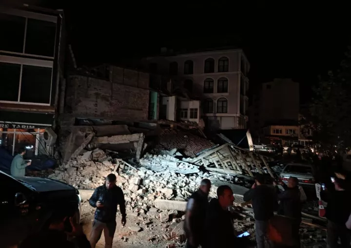 Ισχυρός σεισμός 6,1 Ρίχτερ στη δυτική Τουρκία - Κατέρρευσαν κτήρια στο Σιντίργκι, αισθητός και σε νησιά του Αιγαίου (pics&vids) Ισχυρός σεισμός 6,1 Ρίχτερ στη δυτική Τουρκία - Κατέρρευσαν κτήρια στο Σιντίργκι, αισθητός και σε νησιά του Αιγαίου (pics&vids)