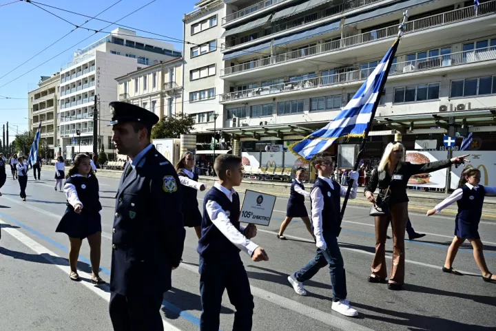 Αθήνα: Ολοκληρώθηκε η μαθητική παρέλαση  Αθήνα: Ολοκληρώθηκε η μαθητική παρέλαση