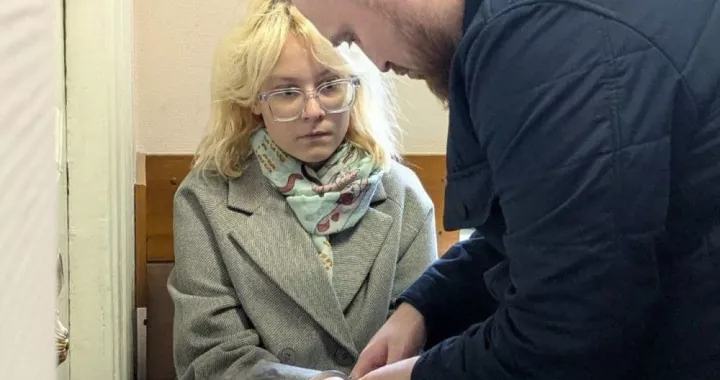 Ρωσία: Καταδίκη 18χρονης μουσικού του δρόμου για «δυσφήμιση» του στρατού λόγω αντικυβερνητικών τραγουδιών