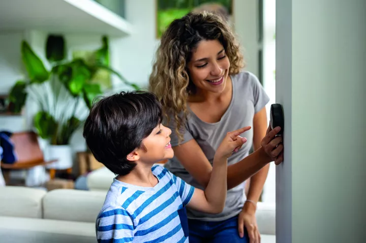 Υπεύθυνη πράσινη μετάβαση με ουσιαστικά οφέλη και έμπρακτη υποστήριξη - Η Εθνική Τράπεζα δίπλα στους ωφελούμενους του Προγράμματος ΕΞΟΙΚΟΝΟΜΩ 2025 Υπεύθυνη πράσινη μετάβαση με ουσιαστικά οφέλη και έμπρακτη υποστήριξη - Η Εθνική Τράπεζα δίπλα στους ωφελούμενους του Προγράμματος ΕΞΟΙΚΟΝΟΜΩ 2025