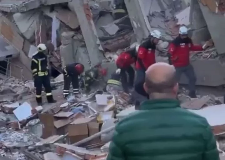 Κωνσταντινούπολη: Κατέρρευσε επταώροφο κτίριο - Σε εξέλιξη επιχειρήση απεγκλωβισμού Κωνσταντινούπολη: Κατέρρευσε επταώροφο κτίριο - Σε εξέλιξη επιχειρήση απεγκλωβισμού