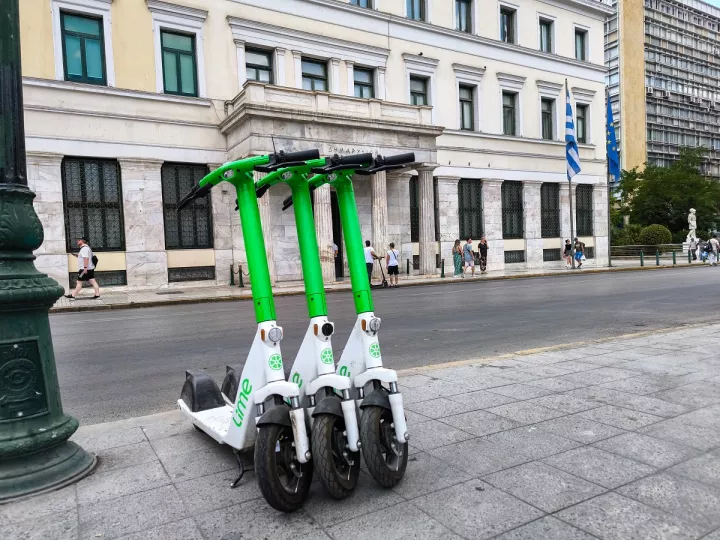 Κόντρα μεταξύ της Δόμνας Μιχαηλίδου και του Χάρη Δούκα για τα ηλεκτρικά πατίνια στην Αθήνα Κόντρα μεταξύ της Δόμνας Μιχαηλίδου και του Χάρη Δούκα για τα ηλεκτρικά πατίνια στην Αθήνα