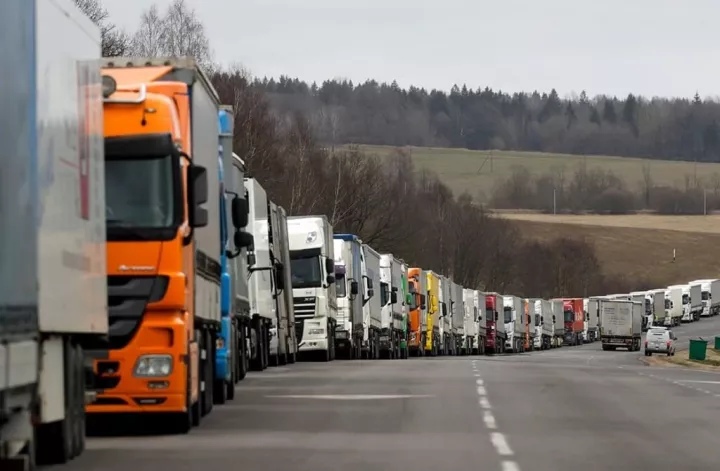 Σχεδόν 2.000 νταλίκες μπλοκαρισμένες στα κλειστά σύνορα Λευκορωσίας - Λιθουανίας