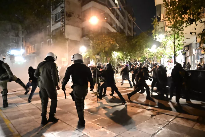 Εξάρχεια: Επίθεση κουκουλοφόρων σε αστυνομικούς των ΜΑΤ - 14 προσαγωγές Εξάρχεια: Επίθεση κουκουλοφόρων σε αστυνομικούς των ΜΑΤ - 14 προσαγωγές