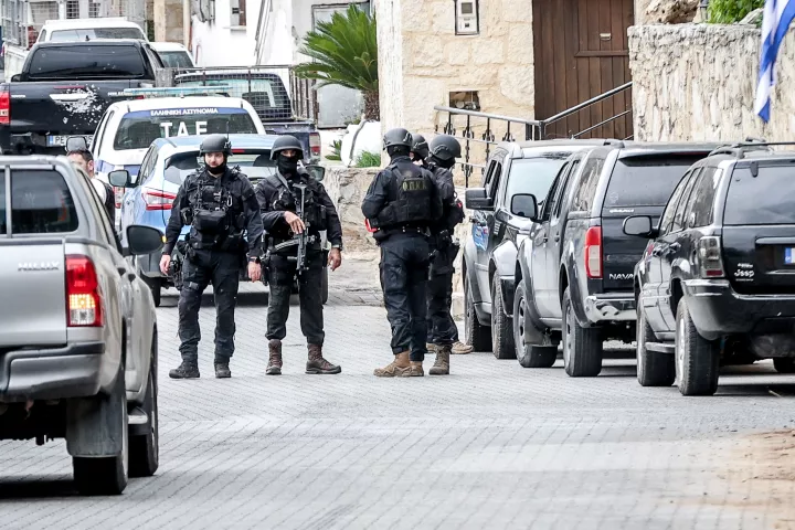 Δύο νεκροί και πάνω από 10 τραυματίες από πυροβολισμούς στα Βορίζια Ηρακλείου - Αντίποινα για βόμβα σε σπίτι (pics) Δύο νεκροί και πάνω από 10 τραυματίες από πυροβολισμούς στα Βορίζια Ηρακλείου - Αντίποινα για βόμβα σε σπίτι (pics)