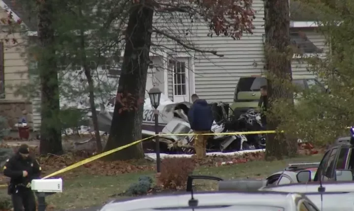 Μικρό αεροπλάνο έπεσε σε δέντρο δίπλα σε σπίτι στην Πολιτεία της Νέας Υόρκης - Ένας νεκρός και ένας τραυματίας (vids) 