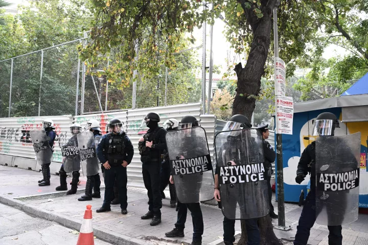 Επίθεση με μολότοφ σε αστυνομικούς στον λόφο του Στρέφη - Τραυματίστηκε ένας αστυνομικός	