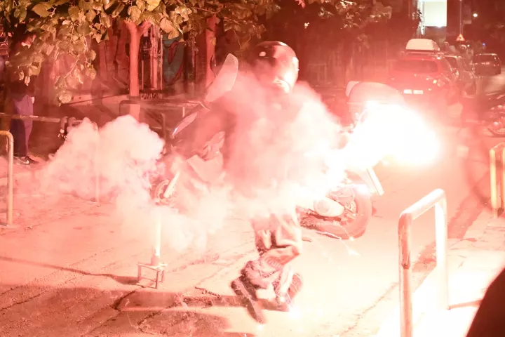 Επίθεση με μολότοφ κατά αστυνομικών στα Εξάρχεια - 2 συλλήψεις 