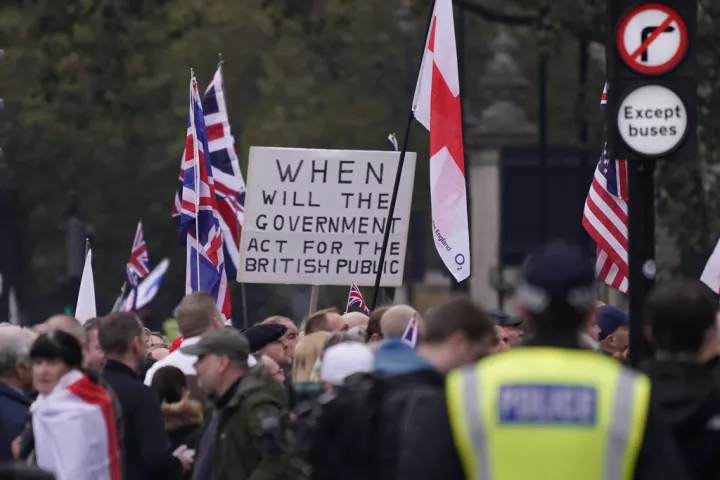 Έρευνα NatCen: Οι Βρετανοί πολίτες έχουν σκληρότερη στάση απέναντι στη μετανάστευση από τους Αμερικανούς 