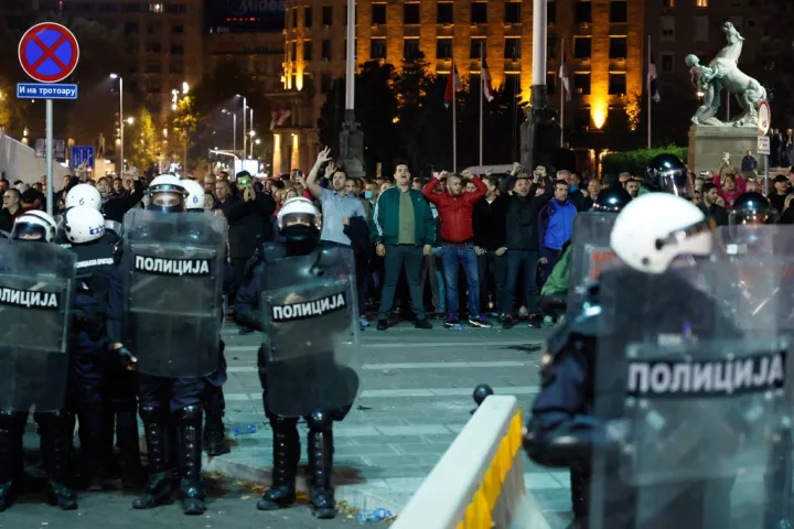 Σερβία: Παραμένει τεταμένο το σκηνικό έξω από το κοινοβούλιο στο Βελιγράδι