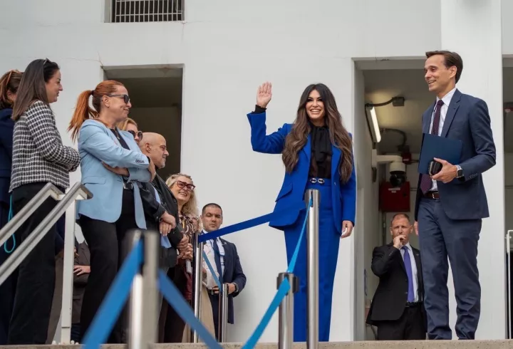 Η πρώτη συνάντηση της Κίμπερλι Γκίλφοϊλ με το προσωπικό της Αμερικανικής πρεσβείας (pics)