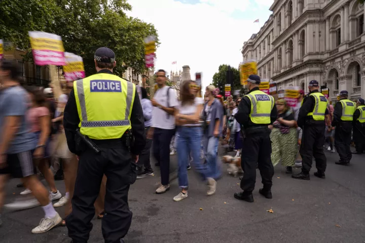Βρετανία: Νέο ποινικό αδίκημα απαγορεύει διαδηλώσεις έξω από σπίτια αξιωματούχων και δικαστών