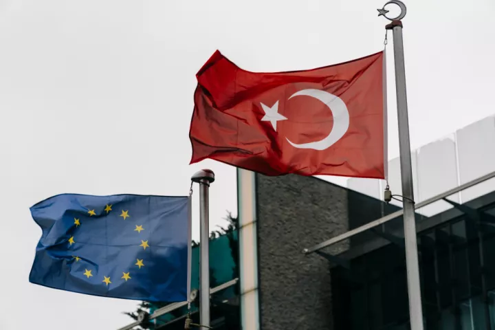 «Καταπέλτης» η Κομισιόν: Η Τουρκία αμφισβητεί τα κυριαρχικά δικαιώματα της Ελλάδας, δεν συμβάλλει για λύση στο Κυπριακό - Η απάντηση της Άγκυρας