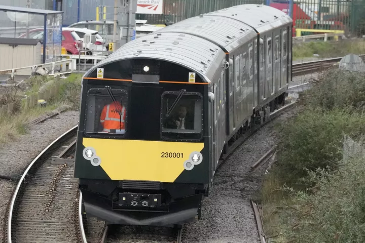 Daily Mirror: Ένοπλος εισέβαλε σε αμαξοστοιχία τρένου της Βρετανίας