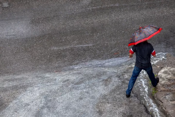 Σφοδρή κακοκαιρία στη Σκιάθο: Πλημμυρισμένοι δρόμοι και προβλήματα στις μετακινήσεις