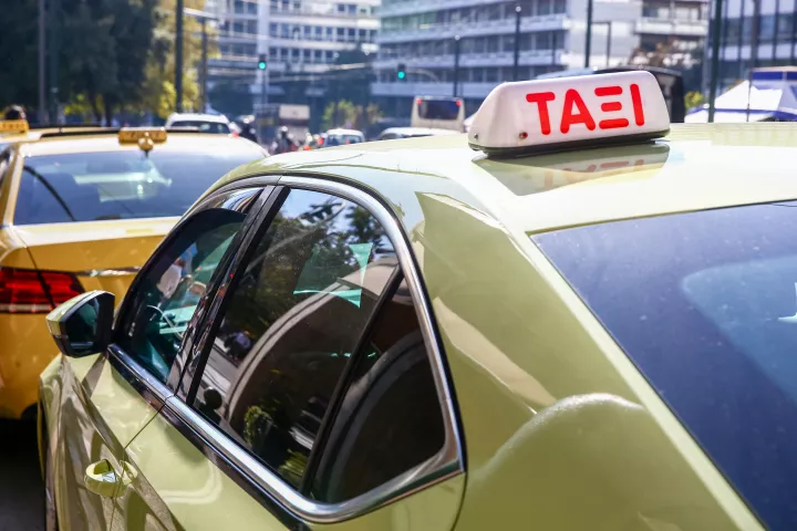 Λήγει η απεργία των ταξί στις 6 πρωί της Πέμπτης μετά τη συνάντηση με τον Κυρανάκη