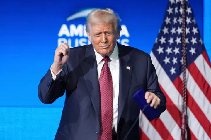 Ο πρόεδρος των ΗΠΑ Τραμπ επισείει την απειλή του «κομμουνισμού» μετά τις ήττες της παράταξής του	