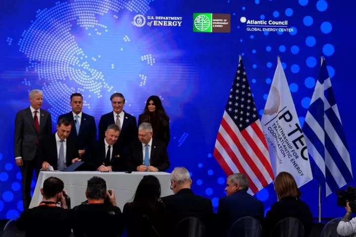 Exxon Mobil, Helleniq Energy και Energean υπέγραψαν συμφωνία για τους υδρογονάνθρακες στο Ιόνιο