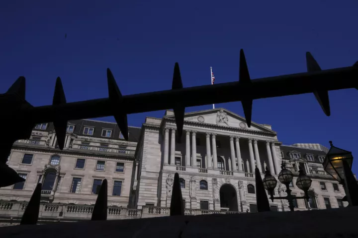 Βρετανία: Σταθερά τα επιτόκια στο 4%, «ντέρμπι» για την απόφαση με τον πληθωρισμό στο επίκεντρο 