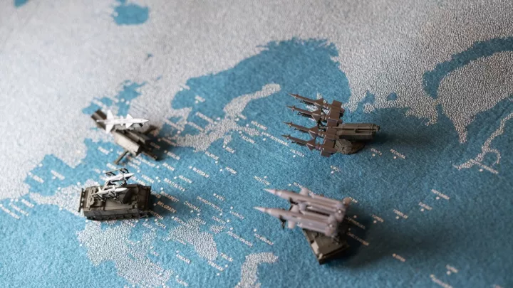 H EE ζητά από την Πέμπτη να σταματήσει τις πυρηνικές απειλές 