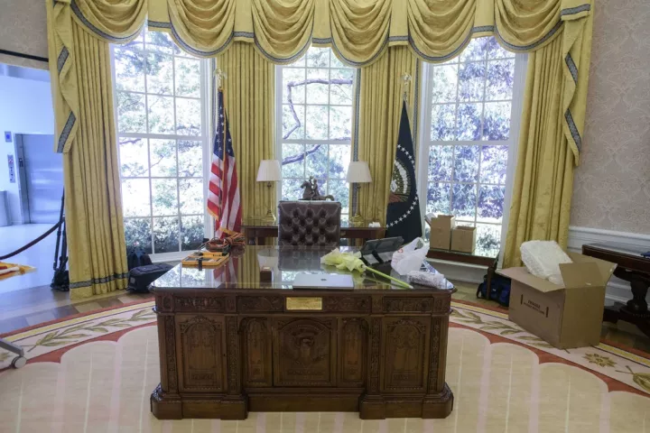 Αναστάτωση στο Οβάλ Γραφείο: Στέλεχος φαρμακευτικής καταρρέει δίπλα στον Τραμπ (vid)