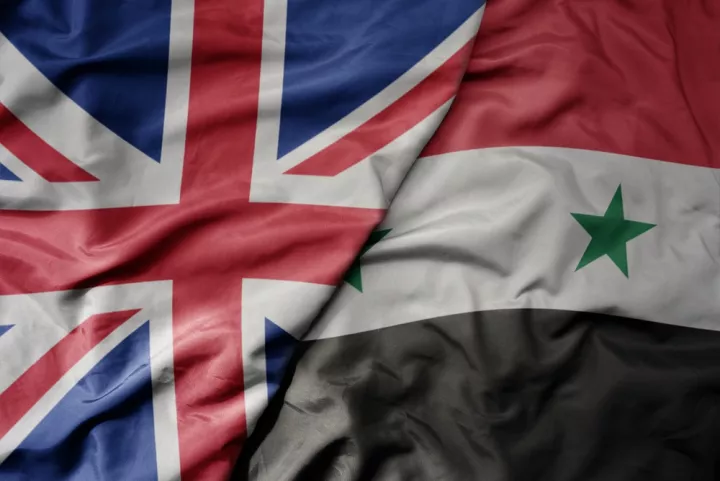 Η Βρετανία αίρει τις κυρώσεις που είχε επιβάλει στον πρόεδρο της Συρίας και τον υπουργό Εσωτερικών της