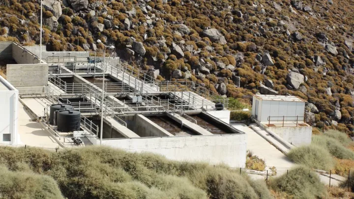 Πρόστιμο €17.820 στον Δήμο Πάτμου για ρύπανση από τα λύματα – Εκτός λειτουργίας βρέθηκε η εγκατάσταση επεξεργασίας