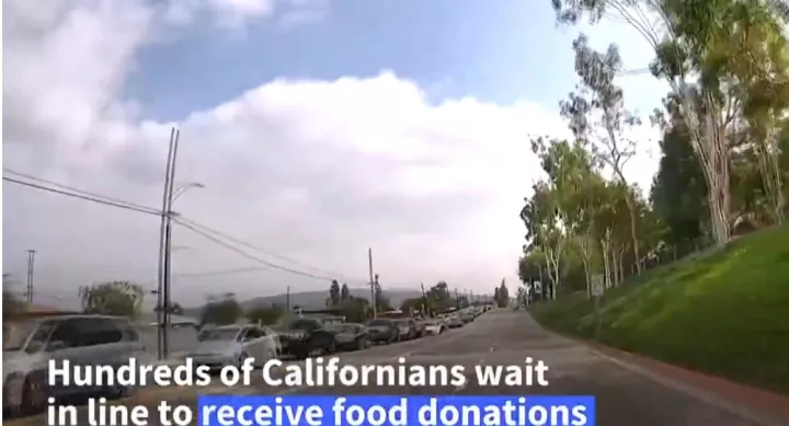 ΗΠΑ: Ουρές οχημάτων στην Καλιφόρνια για δωρεάν τρόφιμα λόγω του κυβερνητικού shutdown (vid)