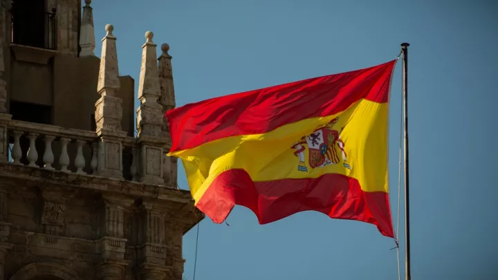 Γιατί η Ισπανία «απελευθερώνει» τους κανόνες μετανάστευσης;
