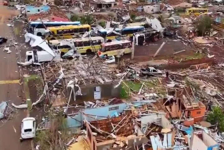 Βραζιλία: Έξι νεκροί και 432 τραυματίες από ανεμοστρόβιλο στο νότιο τμήμα της χώρας (pics&vids)