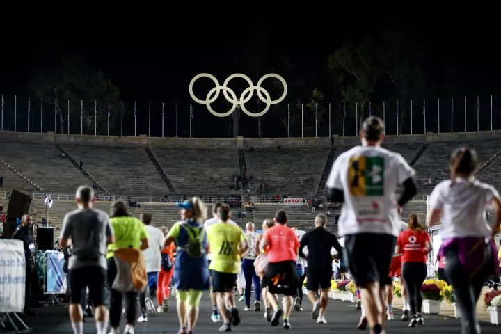 42ος Αυθεντικός Μαραθώνιος: Πλήθος κόσμου στους αγώνες των 5 χλμ. - Κλειστοί δρόμοι στο κέντρο (pics)