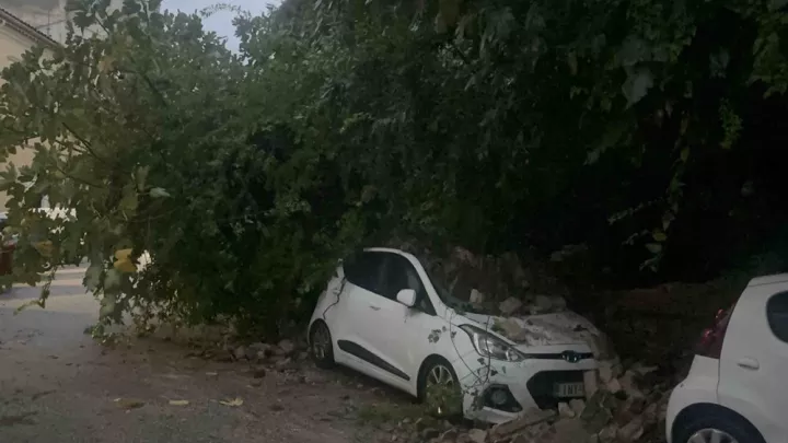 Κέρκυρα: Καταιγίδες πλήττουν το νησί - Κατέρρευσε τοιχίο και καταπλάκωσε αυτοκίνητα (pic)