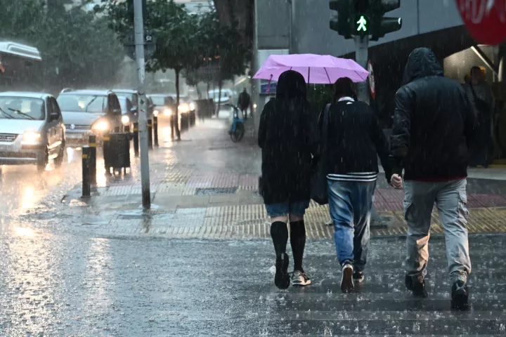 Σφοδρή κακοκαιρία στην Αττική - Ισχυρές καταιγίδες, κυκλοφοριακό χάος στους δρόμους της Αθήνας (pics&vids)