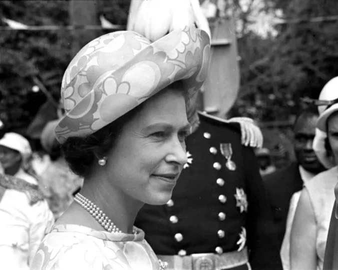 Στο Μπάκιγχαμ η μεγαλύτερη έκθεση για το στιλ της βασίλισσας Ελισάβετ