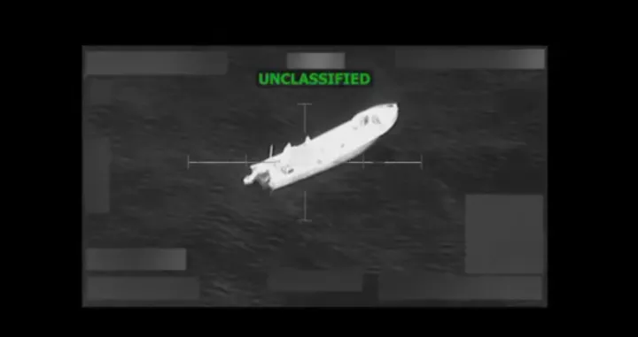 ΗΠΑ: Επιθέσεις σε δύο πλοία με υπόπτους για διακίνηση ναρκωτικών στον Ειρηνικό – Έξι νεκροί και διεθνείς αντιδράσεις