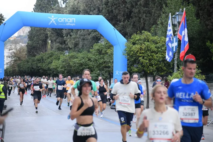 Το μεγαλύτερο βήμα τους μέχρι το επόμενο έκαναν οι δρομείς του 42ου Αυθεντικού Μαραθωνίου της Αθήνας