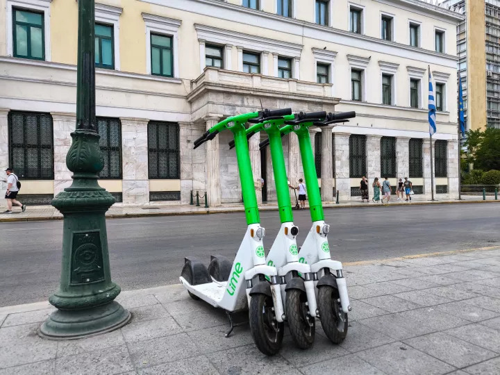 Ηλεκτρικά πατίνια: Νέοι κανονισμοί για την κυκλοφορία τους, τα όρια ταχύτητας και την στάθμευση 