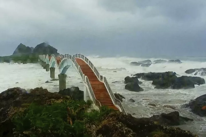 Η Ταϊβάν απομακρύνει εσπευσμένα 3.000 κατοίκους καθώς πλησιάζει ο τυφώνας Φουνγκ-γουόνγκ (vid)