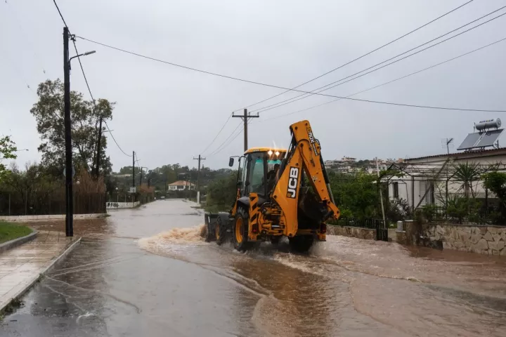 Κακοκαιρία: Προβλήματα από τις βροχοπτώσεις στη Λέσβο - Πλημμύρισαν Καλλονή και Σκάλα (vid)