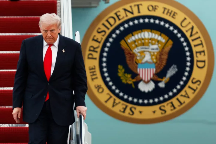 Ο Λευκός Οίκος εξετάζει τον αποκλεισμό δημοσιογράφων του BBC μετά το μονταρισμένο βίντεο του Τραμπ