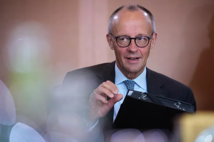 Μερτς: Σε πτώση η δημοτικότητά του έξι μήνες μετά την ανάληψη των καθηκόντων του