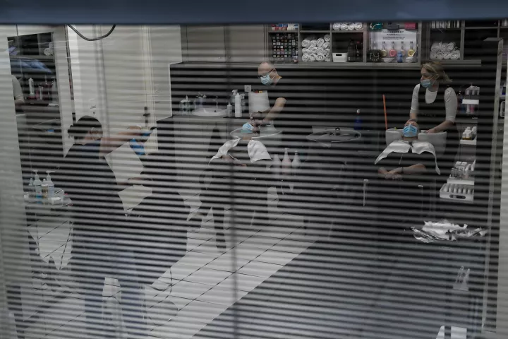 Στην «τσιμπίδα» της ΑΑΔΕ κομμωτές, ψυκτικοί και ιδιοκτήτες εστιατορίων και μπαρ - Δήλωναν εισόδημα κάτω από τον βασικό μισθό