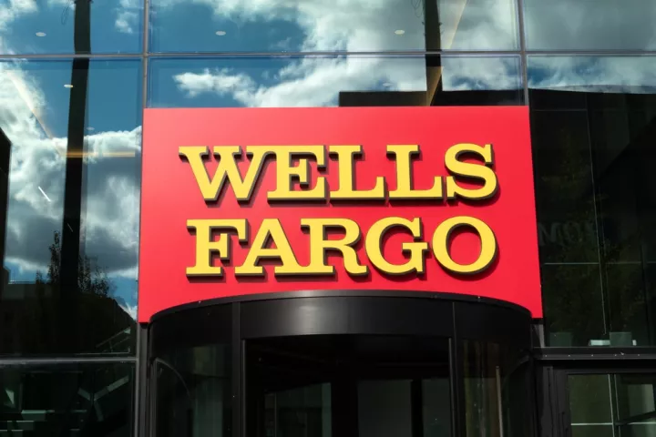 Wells Fargo: Πρόβλεψη ότι ο S&P 500 θα φτάσει στις 7.100 μονάδες μέχρι το τέλος του έτους