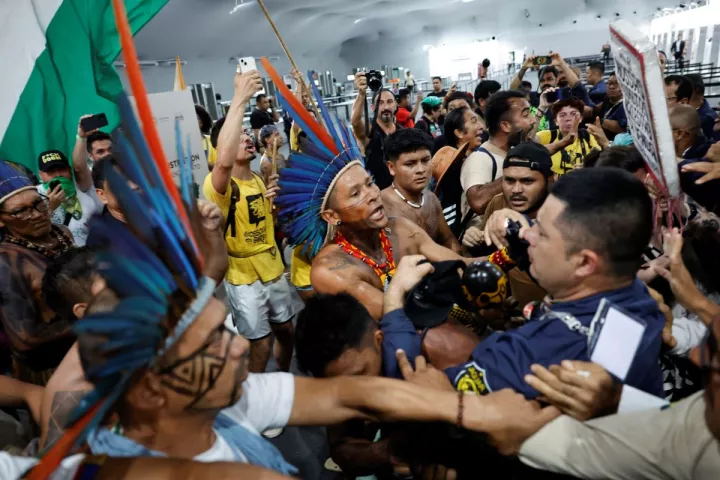 Αυτόχθονες και προσωπικό ασφαλείας ενεπλάκησαν στη Σύνοδο του ΟΗΕ για το κλίμα