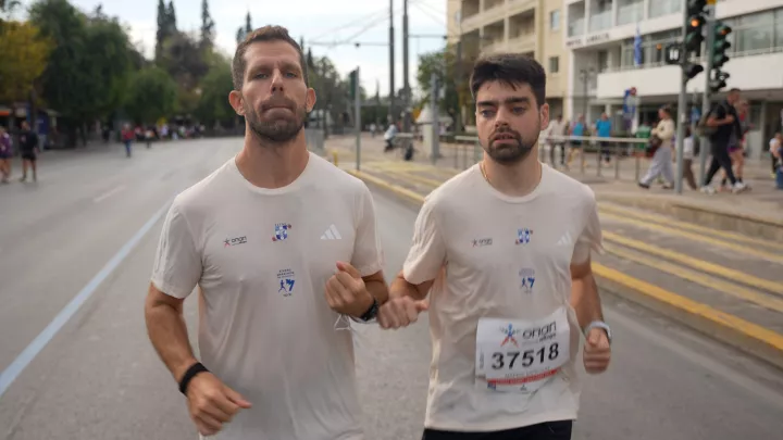 Το πιο δυνατό μήνυμα του Αυθεντικού Μαραθωνίου από τον Μάριο Σαρέλλα –  Ο δρομέας με πρόβλημα όρασης που ξεχώρισε στην εφετινή διοργάνωση (vid)