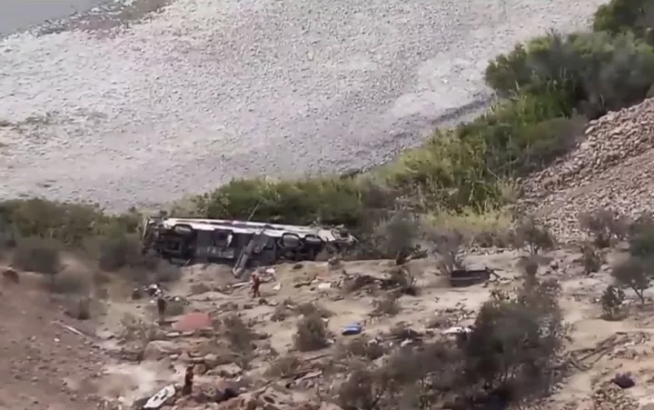 Περού: Στους 37 οι νεκροί από τροχαίο δυστύχημα με λεωφορείο (vid)