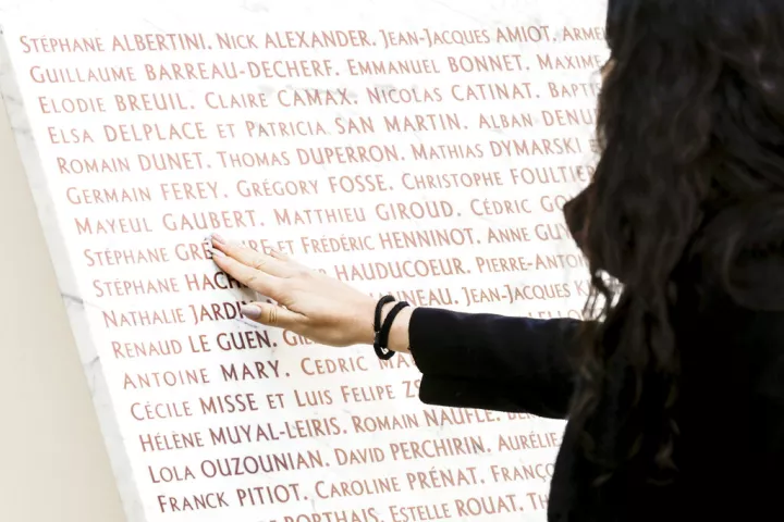 Μπατακλάν: Δέκα χρόνια από τις τζιχαντιστικές επιθέσεις της 13ης Νοεμβρίου - Η Γαλλία τιμά τα θύματά της